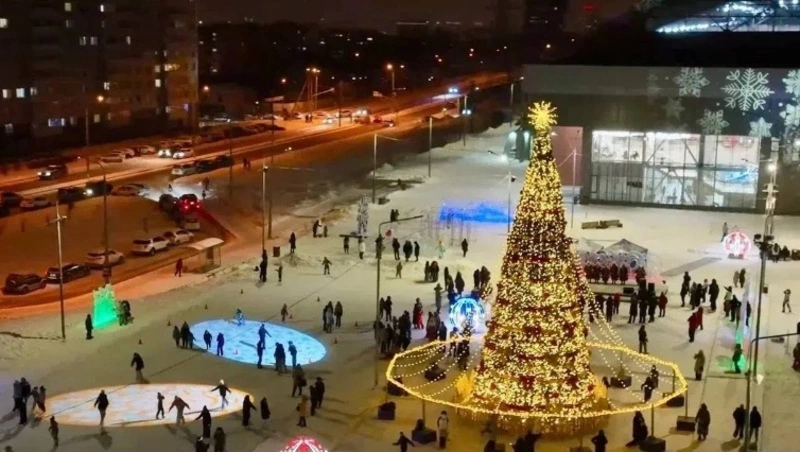 Новая новогодняя зона отдыха появилась у легкоатлетического манежа в Южно-Сахалинске