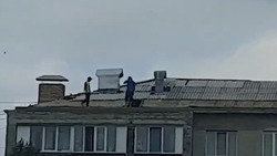 Рабочие без страховки ходили по крыше дома в Южно-Сахалинске
