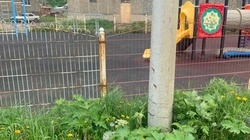 Бетонные столбы угрожают безопасности детей в Холмском районе