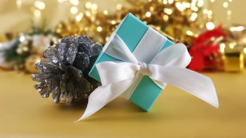 Что подарить на Новый год 2025: 30 идей для родных, друзей и коллег