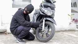 В Южно-Сахалинске юноша укатил чужой мопед, но не смог его завести