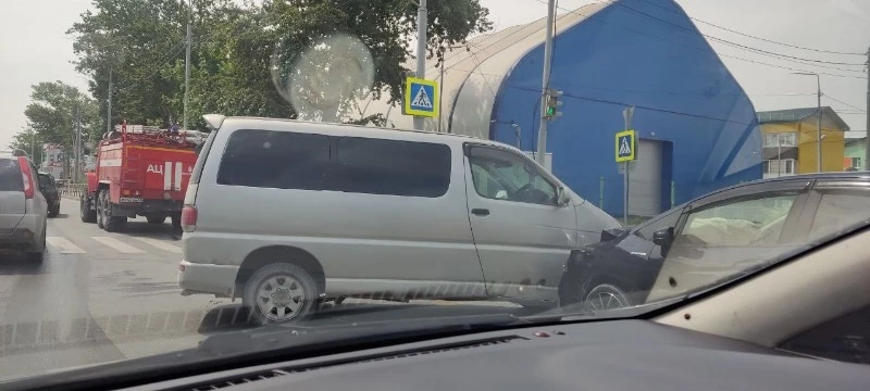 Пожарные приехали к месту ДТП на улице Железнодорожной в Южно-Сахалинске