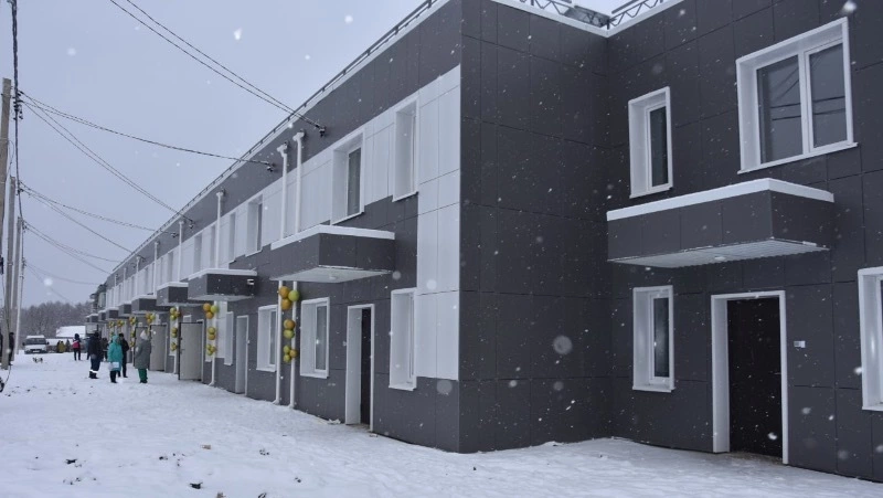 Тринадцать семей получили новые двухуровневые квартиры в селе под Долинском