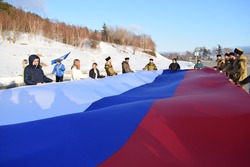 Корсаковские единороссы и молодогвардейцы организовали акцию в поддержку президента 