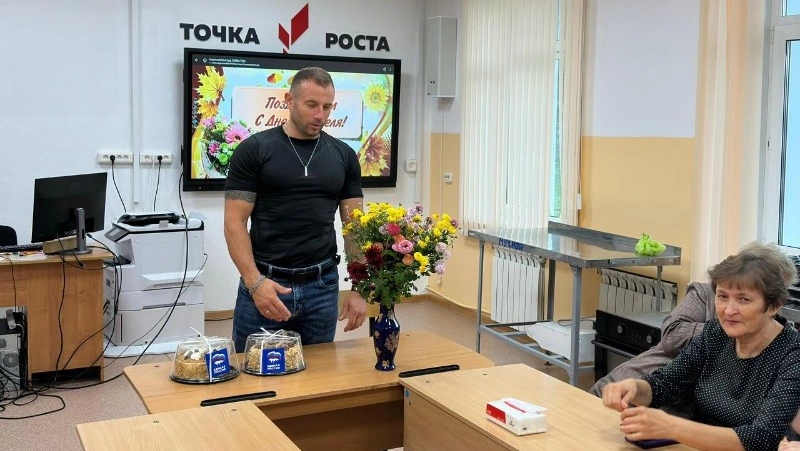 Депутаты «Единой России» поздравили педагогов школ Невельского района с профессиональным праздником