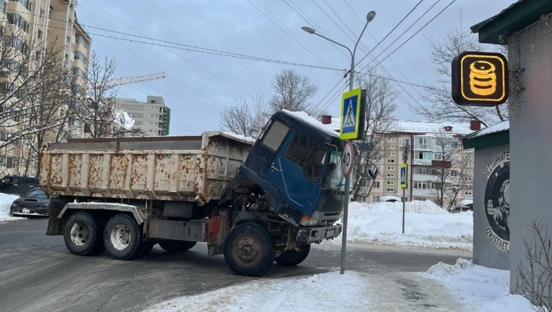 Грузовик не «вписался» в поворот на перекрестке и въехал в знак в Южно-Сахалинске