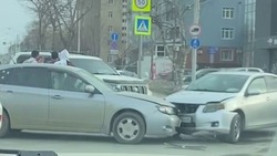 Три автомобиля не поделили оживленный перекресток в Южно-Сахалинске