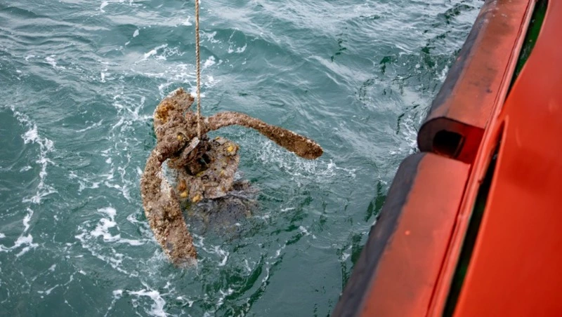 В заливе Анива спасатели и поисковики подняли со дна двигатель советского истребителя