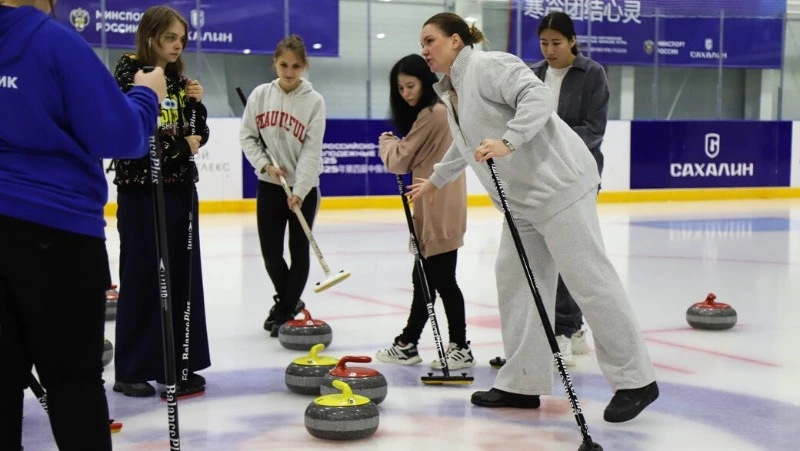 Чемпионка России провела мастер-класс по керлингу для сахалинских студентов