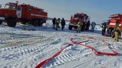 Пожарные эвакуировали трех человек из горящего воздушного судна на учениях в Охе