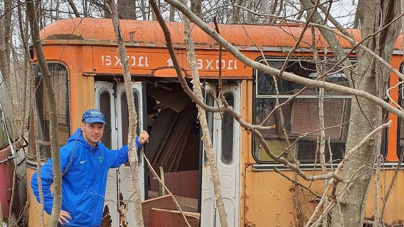 Сахалинец нашел в лесу коллекцию раритетных автобусов. Фото