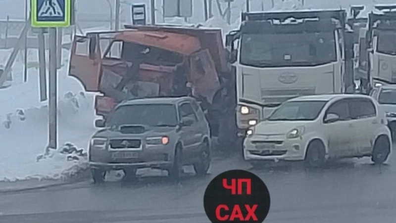 Два самосвала со снегом устроили ДТП возле полигона в Южно-Сахалинске