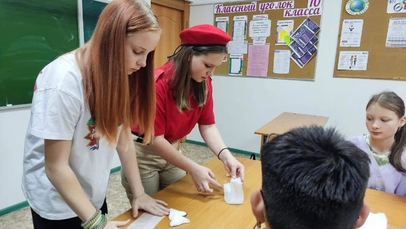 Школьников Сахалина научили изготавливать марлевые повязки для госпиталей в зоне СВО
