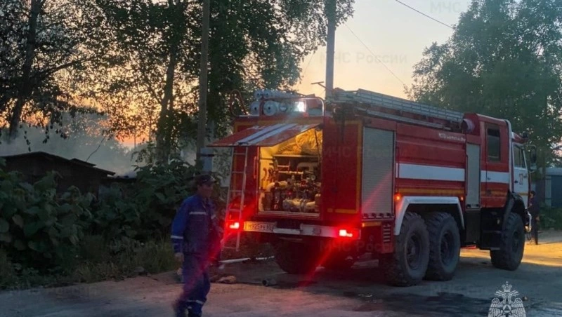 Пожарные потушили заброшенное строение в Долинском районе 