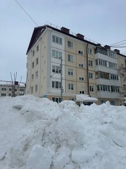 Подъезд одного из домов Южно-Сахалинска завалило снегом после расчистки двора
