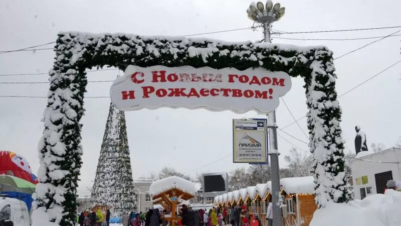 Южносахалинцев с наступающим Новым годом поздравил мэр Сергей Надсадин. ВИДЕО