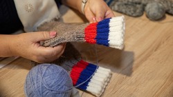 Серебряные волонтеры помогли вязаными носками мобилизованным жителям Сахалина