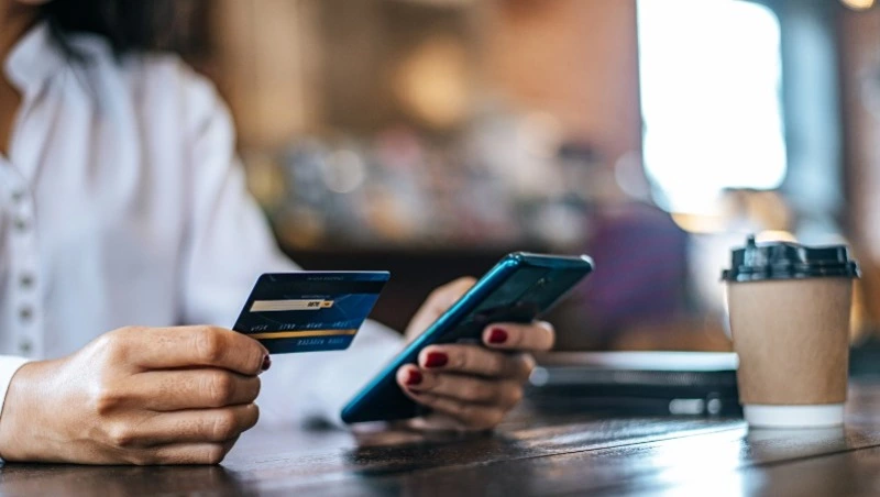 Более 1,5 млн рублей перевела женщина мошенникам после СМС от начальника в Корсакове