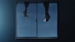 Россиянина оштрафовали за то, что он стоял у окна без одежды