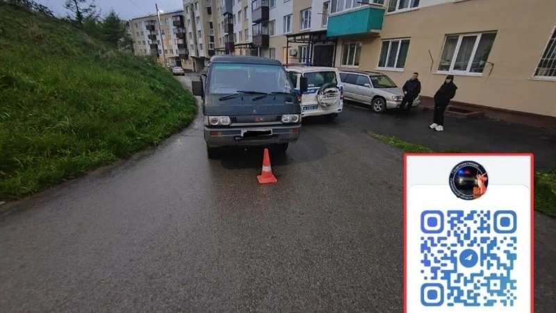 Ребенок на самокате попал под колеса «Делики» в Холмске