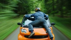 Катание подруги на капоте закончилось для жительницы Сахалина уголовным делом  