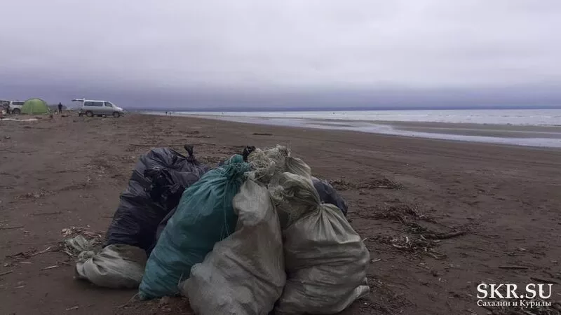Сахалинские депутаты и чиновники помогли очистить Анивское побережье от мусорных завалов