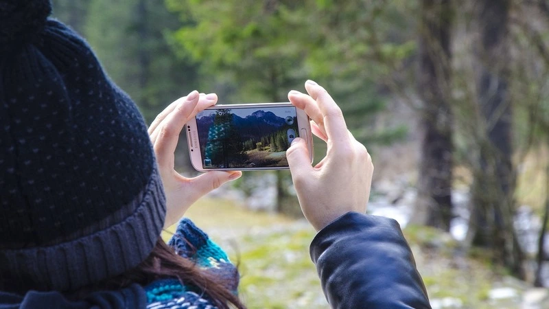 Мастер ремонта приехал в Углегорск работать, украл у заказчика телефон и подарил своей жене