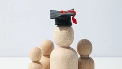 Большинство жителей Южно-Сахалинска уверены, что высшее образование — залог хорошей зарплаты