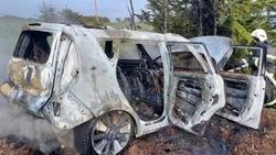 Автомобиль съехал в кювет и вспыхнул на трассе в Корсаковском районе 