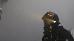 Спасатели за считанные минуты потушили электрощит многоквартирного дома в Корсакове