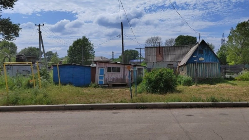 Малыши гуляют в руинах детской площадки в Тымовском