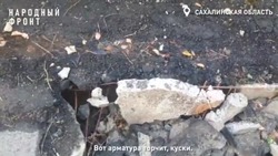 «Никто не хочет ничего делать»: в Томари при ремонте двора разрушили ливневку 