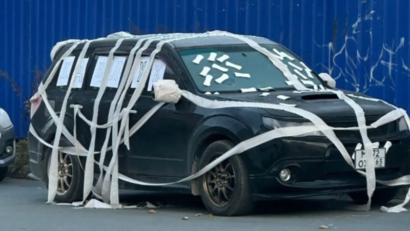 Молодые люди «украсили» машину своего друга туалетной бумагой и прокладками в Южно-Сахалинске