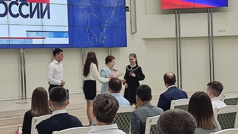 Паспорта РФ вручили 18 школьникам Сахалина в День России