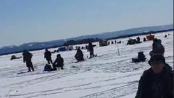 Сахалинские рыбаки вышли на лед в плюсовую температуру без страха стать «мамонтятами»