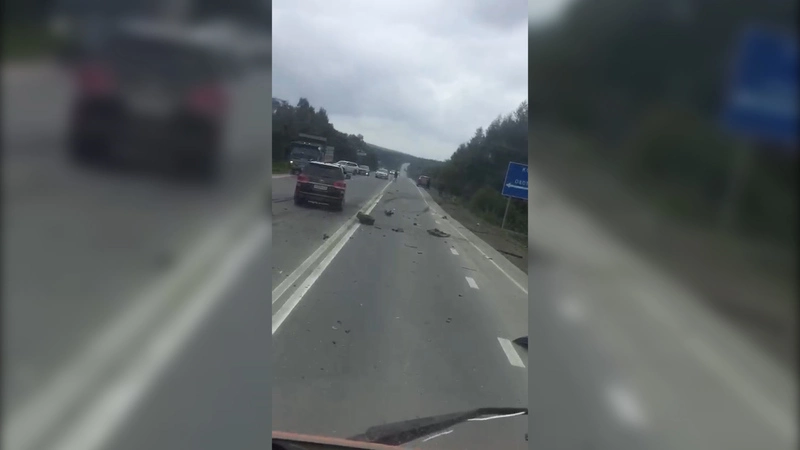 В страшном ДТП на юге Сахалина бензовоз раздавил иномарку, есть жертва