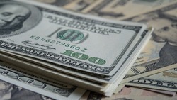 Центробанк снизил курс доллара на 19 марта до 81 рубля