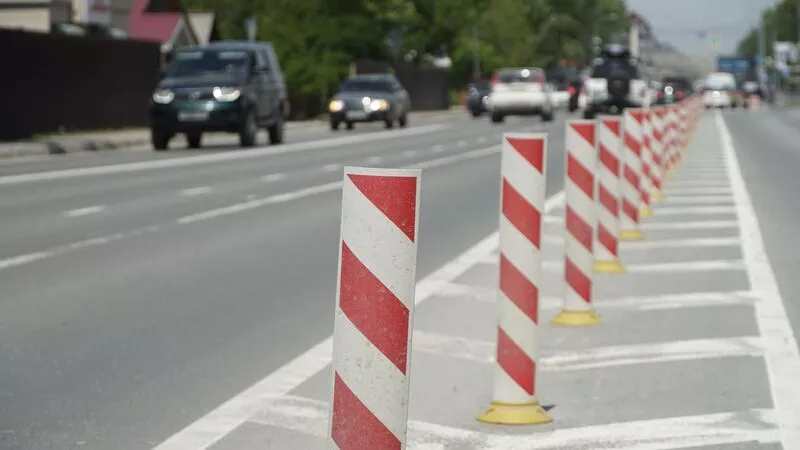Сахалинцы встали в пробку на улице с "выделенкой"