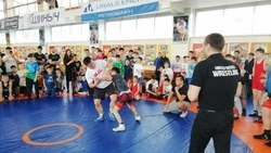 Жители Сахалина пытались побороть двукратного олимпийского чемпиона Романа Власова