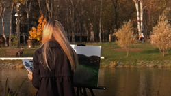 Художница из Крыма прячет картины в парке Гагарина