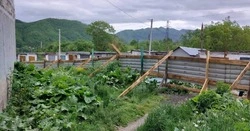 В селе Быков жители одной из квартир сползающего дома не успели вывезти вещи