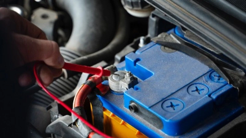 Горящий автомобильный аккумулятор едва не уничтожил гараж в Холмске