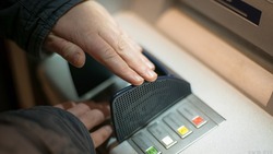 Разряд тока вместо денег получил житель Южно-Сахалинска от банкомата
