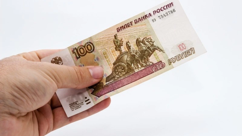 Кому повысят зарплату в 2024 году: список