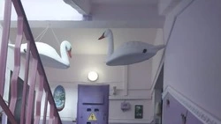 Подъезд жилого дома в селе Таранай украсили парящие лебеди