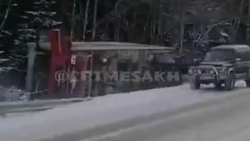 Грузовик опрокинулся в кювет на корсаковской трассе 