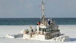 Застрявший у берегов Сахалина буксир начали снимать с мели