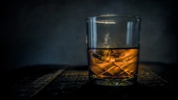 Сахалинский кассир попал под следствие за продажу себе алкоголя по заниженной цене
