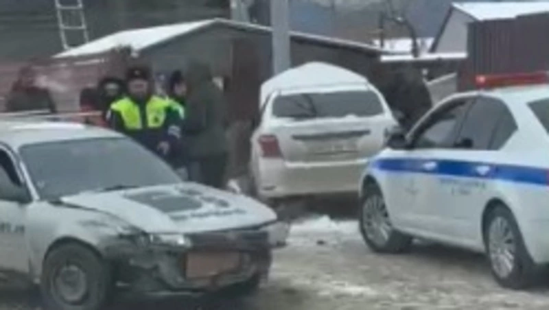 Сотрудники ГИБДД прибыли на место ДТП в Южно-Сахалинске