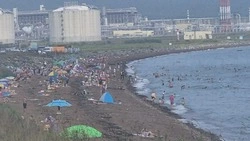 Как на южном курорте: Пригородное на Сахалине заполнили сотни отдыхающих и припаркованных машин